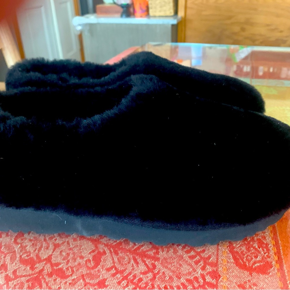 Size 7 Black Ugg slippers in great condition.